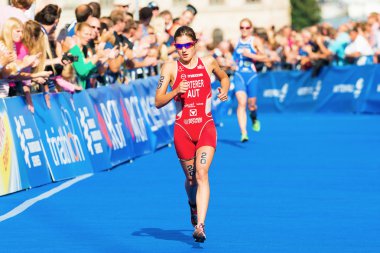 Stockholm - Ağustos, 24: womens İTÜ dünya triatlon serisi olay bitiş çizgisine 24 Ağustos 2013 Stokholm, İsveç çalışan lisa perterer