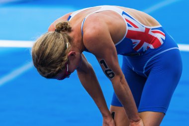 Stockholm - Ağustos, 24: bitiş çizgisine womens İTÜ dünya triatlon serisi olay 24 Ağustos 2013 de stockholm, İsveç sonra nefes alarak katie hewison (gbr)