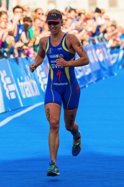Stockholm - Ağustos, 24: ITU onun ilk yarış bitiş çizgisine Stokholm, İsveç kadın İTÜ dünya triatlon serisi olay bu yıl 24 Ağustos 2013 çalışan lisa norden