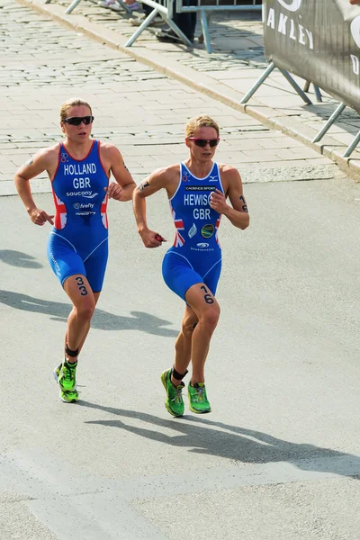 Stockholm - Ağustos, 24: katie hewison ve vicky Hollanda İngiltere womens İTÜ dünya triatlon serisi olay 24 Ağustos 2013 Stokholm, İsveç çalışan. — Stok fotoğraf