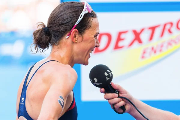 Stockholm - aug, 24: a győztes gwen jorgensen interjút követően a verseny a női itu triatlon sorozat világesemény 2013. augusztus 24.-stockholm, Svédország — Stock Fotó