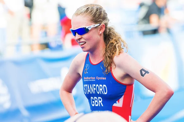 Stockholm - aug, 24: nem stanford (gbr) a bronz bajnok, miután a célba a női itu triatlon sorozat világesemény 2013. augusztus 24.-Stockholm, Svédország — Stock Fotó