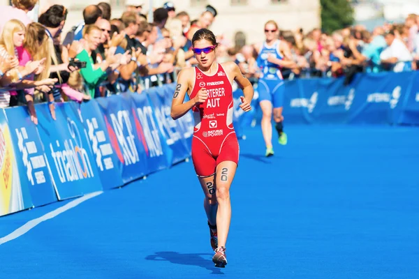 STOCKHOLM - AGOSTO, 24: Lisa Perterer corre fino al traguardo nell'evento Womens ITU World Triathlon Series 24 agosto 2013 a Stoccolma, Svezia — Foto Stock