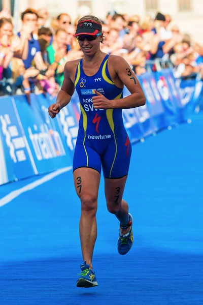 STOCKHOLM - AUG, 24: Lisa Norden running to the finish line in her first race in the ITU this year in the Womens ITU World Triathlon Series event Aug 24, 2013 in Stockholm, Sweden — Stock Photo, Image