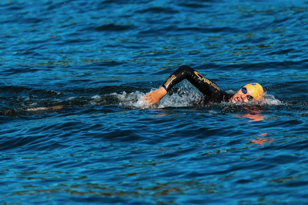 STOCKHOLM - AGO, 25: Calienta la natación de Joao Pereria (POR) en el agua fría antes de la carrera en el evento Mens ITU World Triathlon Series 25 ago 2013 en Estocolmo, Suecia —  Fotos de Stock