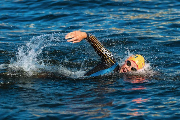 Stockholm - aug, 25: Värm upp simning av tony dodds (nzl) i kallt vatten innan loppet i händelsen mens itu world triathlon serien 25 aug 2013 i stockholm, svensk — Stockfoto