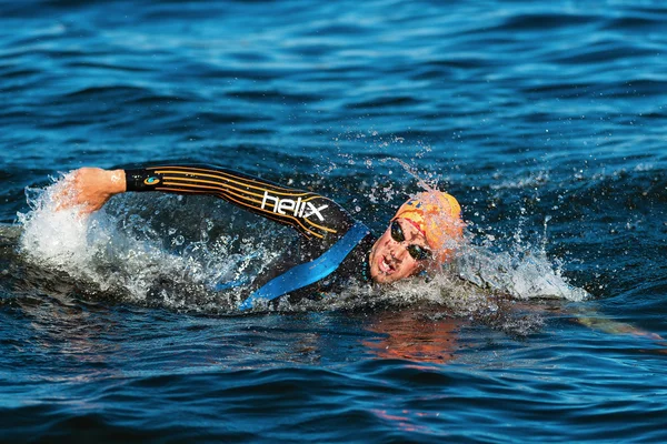 Stockholm - Ağustos, 25: Yüzme tony dodds (nzl) yarış öncesi mens İTÜ dünya triatlon serisi olay 25 Ağustos 2013 Stockholm, İsveçli soğuk su ile ısınmak
