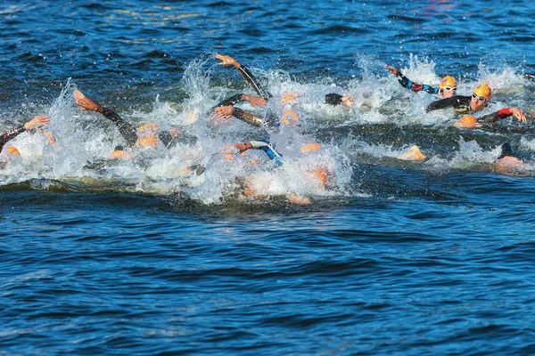 STOCKHOLM - AGO, 25: El caótico comienzo en la natación de hombres con Tony Dodds (NZL)) en foco en el evento Mens ITU World Triathlon Series 25 de agosto de 2013 en Estocolmo, Suecia — Foto de Stock