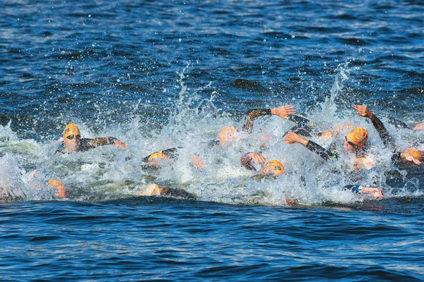 Stockholm - aug, 25: der chaotische start im herrenschwimmen mit mark buckingham (gbr) im fokus bei der herren itu world triathlonserie event 25. aug 2013 in stockholm, schweden — Stockfoto