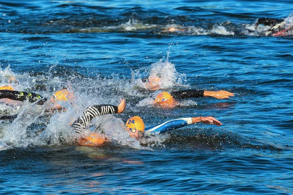 Stockholm - aug, 25: kaotisk start i den mens som simmar i kallt vatten på händelsen mens itu world triathlon serien 25 aug 2013 i stockholm, svensk — Stockfoto