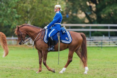 Stockholm - Eylül, 22: Gümüş kask ve toplum içinde ryttarstadion 22 Eylül 2013 içinde stockholm, İsveç için bağlı Muhafız olay arena girerek bağlı Muhafız gelen Kılıç binici