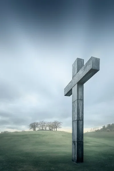 Christian cross against the sky and rolling hills — Stock Photo, Image