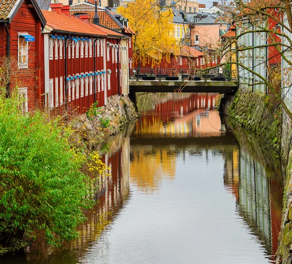 Kanaal met rode huizen en een brug — Stockfoto