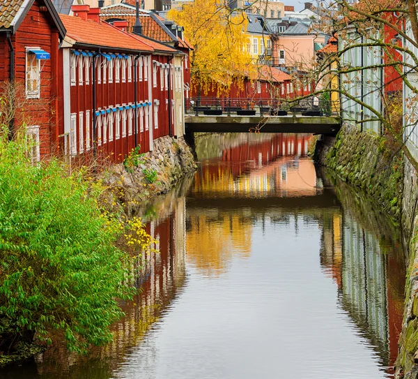 Canal with red houses and a bridge — Stock Photo, Image