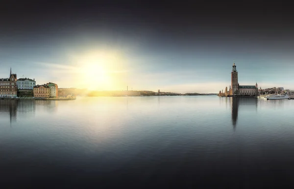 Stockholm city hall met riddarholmen — Stockfoto