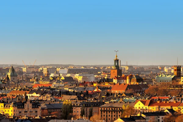 Pohled přes stockholm střechy v západu slunce — Stock fotografie