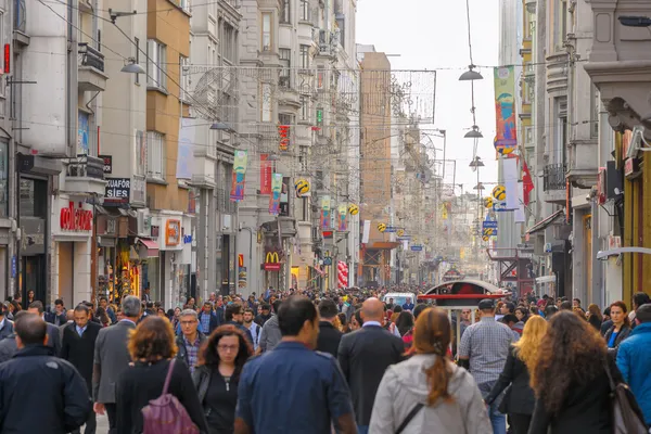 ISTANBUL - NOV, 21: La concurrida avenida Istiklal en el Beyoglu d — Foto de Stock