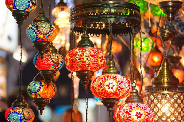 Lampshop 与五颜六色的灯笼，在伊斯坦布尔，土耳其 2013年义卖 — 图库照片