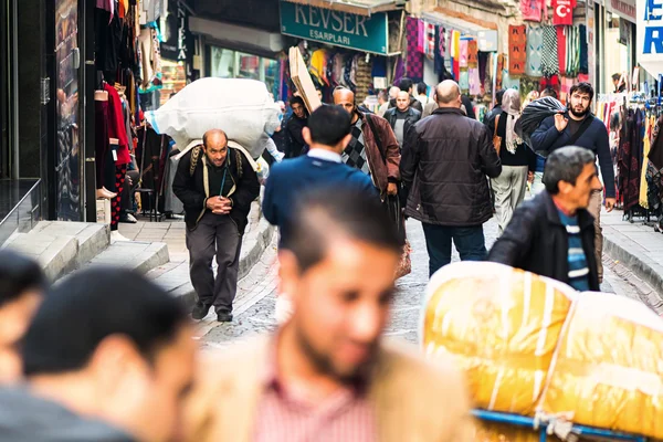 Delivery man carrying goods on the way to the Grand bazaar — Stock Photo, Image
