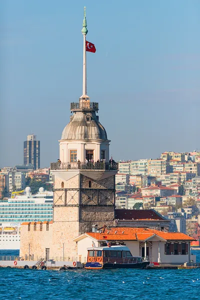 Torre das Donzelas (Kizkulesi) com distrito de Beyoglu em segundo plano . — Fotografia de Stock