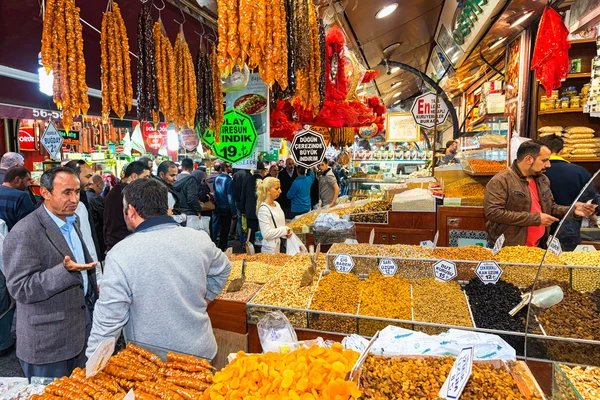 ISTANBUL - NOV, 21: O Bazar das Especiarias ou Bazar Egípcio é um dos — Fotografia de Stock