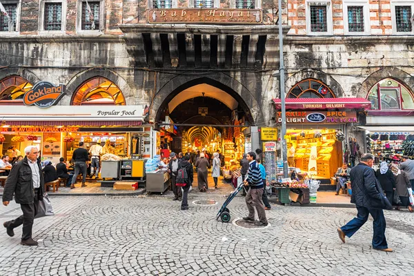 ISTANBUL - 20 NOV: Una de las entradas más pequeñas al Grand Ba — Foto de Stock