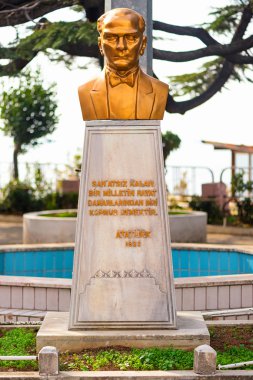 heykel ya da eski lideri büstü Atatürk istanbul fatih İlçesi'nde lise