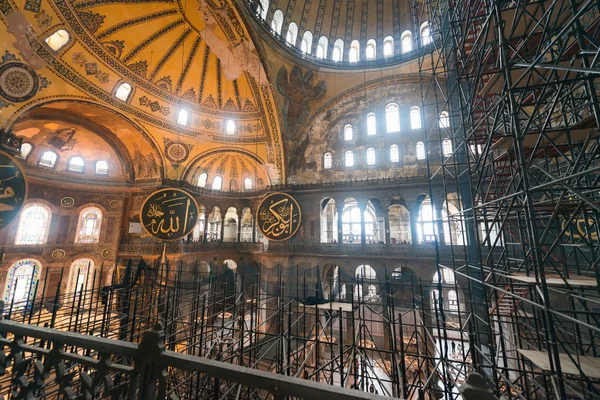 Hagia Sophia museum, renovation of the interior with scaffolding on one side. — Stock Photo, Image