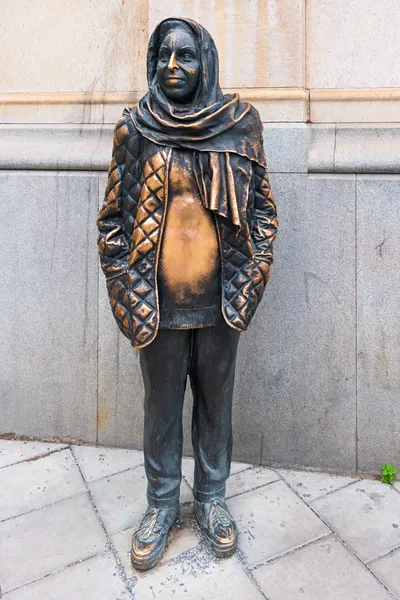 Estatua que representa a la actriz Margaretha Krook (1925-2001), de Marie-Louise Ekman, fuera del Teatro Real Dramaten . — Foto de Stock