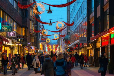 rushhour ve Noel sırasında Drottninggatan'ın arkasında boyunca Noel süsleri.