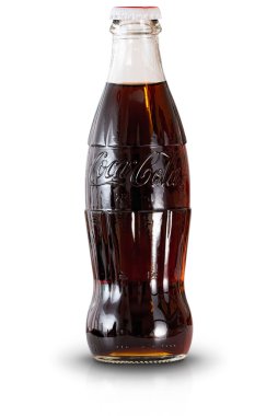 küçük 250 ml şişe cam şişe coca-cola Classic fotoğraf. Gölge ve yansıma ile üzerine beyaz.