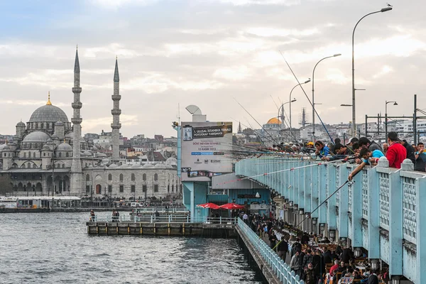 Fishermen at the crowded Galata bridge with restaurants on the lower deck in Istanbul — Stock Photo, Image