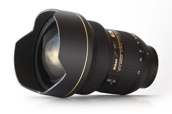 Nikkor af-s 14-24mm 1: 2 8 g ed provedené nikon v Japonsku na bílém pozadí se stínem a reflexe, ultra širokoúhlý zoom objektiv. — Stock fotografie