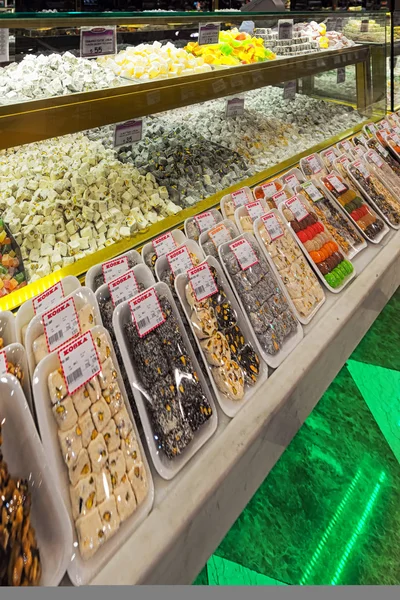 Permen dan toko manis di Istanbul manisan termasuk halva, toffees dan buah-buahan kristalisasi — Stok Foto