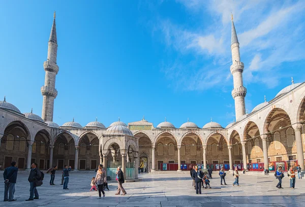 Il cortile della Moschea Blu a Istanbul in una giornata di sole — Foto Stock