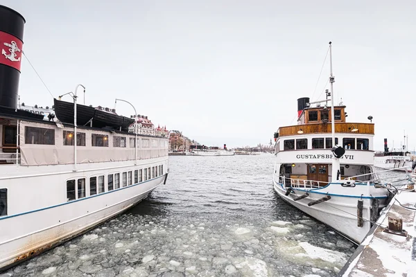 Navio vintage no cais durante o inverno em Estocolmo — Fotografia de Stock