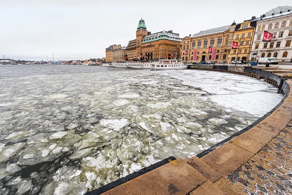 Winters tafereel met oude vintage schepen op een ijzige quay — Stockfoto