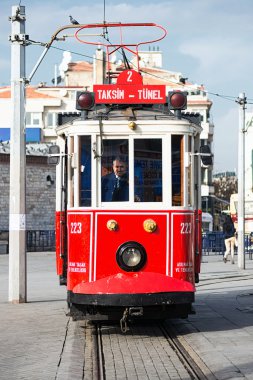 bir kırmızı klasik tramvay sürücüsü taksim Meydanı