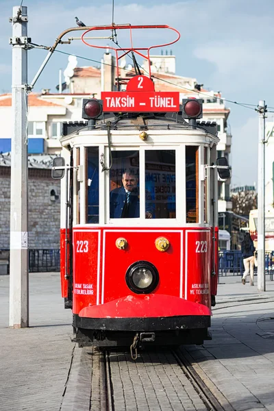 Κλασικό κόκκινο τραμ με οδηγό στην πλατεία Ταξίμ — Φωτογραφία Αρχείου