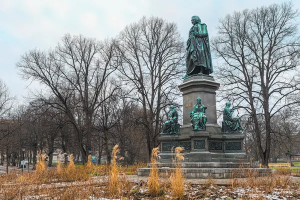 Carl linne pomnik w Sztokholmie humlegarden — Zdjęcie stockowe