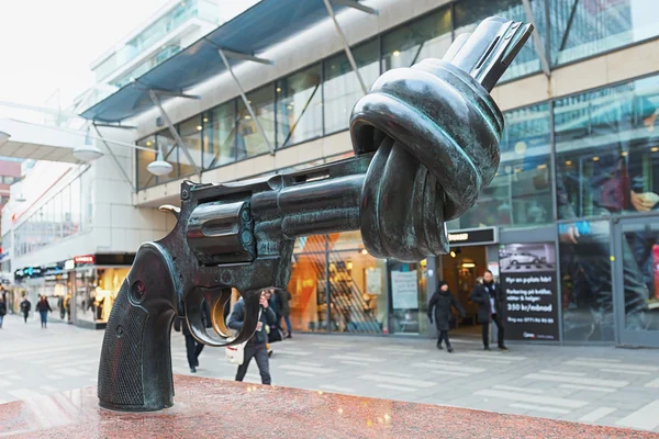 The bronze sculpture, Non violence of the artist Carl Fredrik Re — Stock Photo, Image