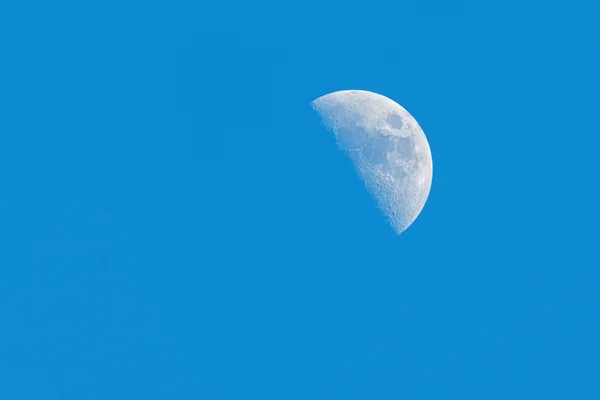 Media fase lunar durante el día — Foto de Stock