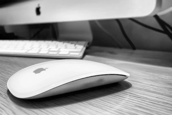 Magic mouse and the ordinary Imac kit in black and white — Stock Photo, Image