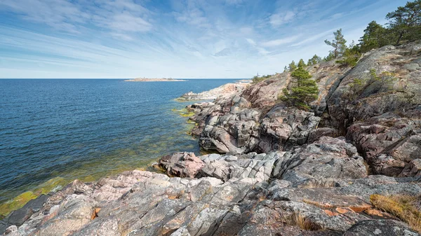 Rotsachtige kustlijn op de Baltische Zee — Stockfoto