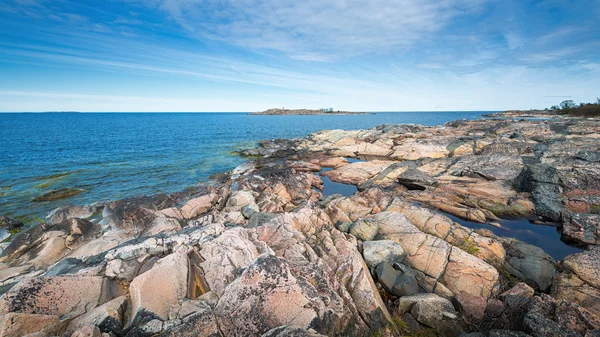 Costa rocosa con rocas de colores — Foto de Stock