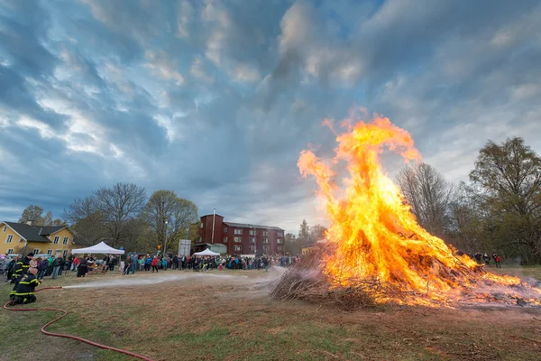 Firemen controlling the Valborg fire — Stock Photo, Image