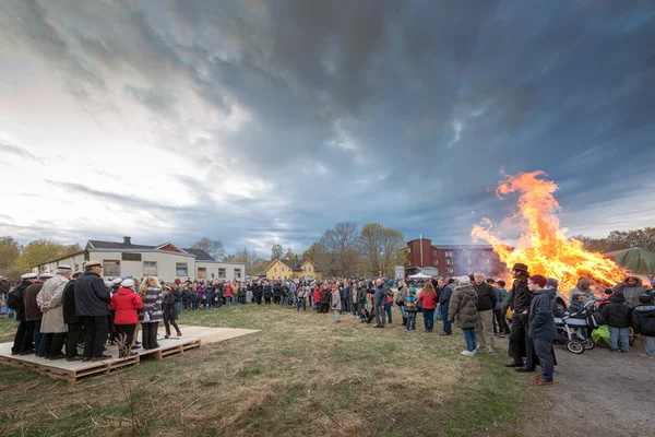 El fuego tradicional de Valborg en Haverodal con un coro — Foto de Stock