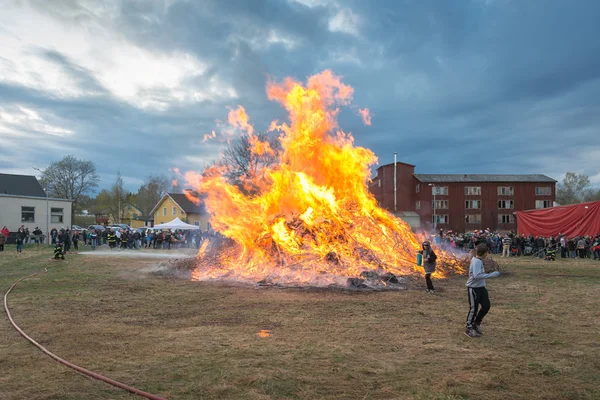 Deux enfants chauffent des mashmallows dans le feu de Valborg — Photo