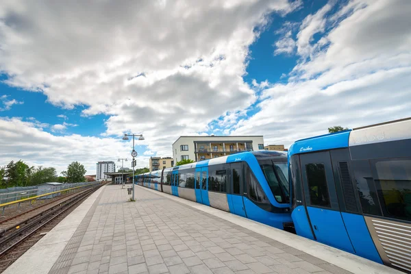 Tren de metro de Estocolmo en la estación final de Fruangen — Foto de Stock