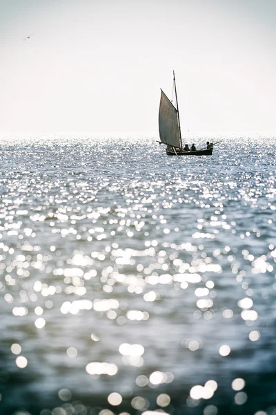 ビンテージの外観を持つ孤独な郵便手漕ぎボート — ストック写真